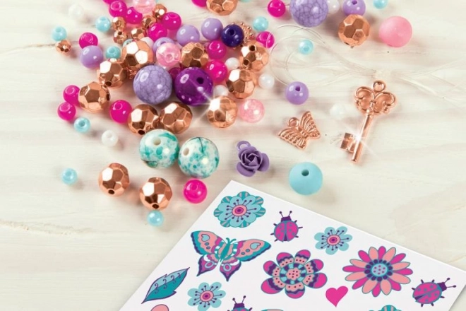 Bracelets et tatouages, fleurs