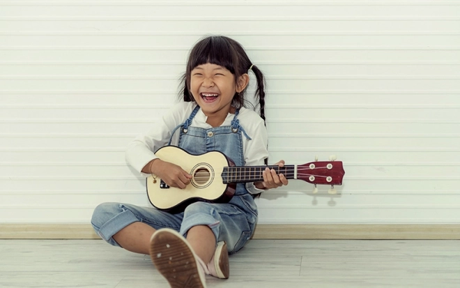 Ukulélé en bois pour enfants avec 4 cordes en nylon, marron ECOTOYS