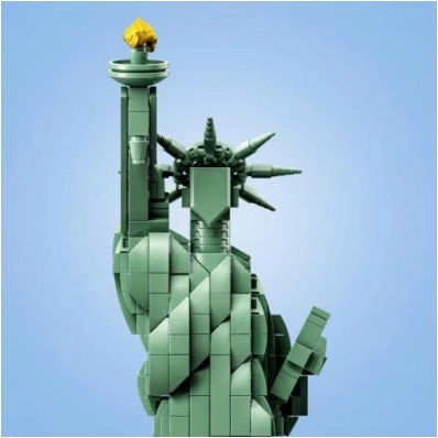 Statue fidèle avec torche dorée