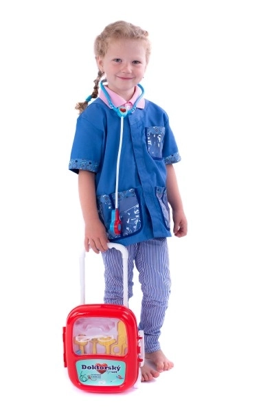 Ensemble de docteur avec stéthoscope dans une valise à roulettes