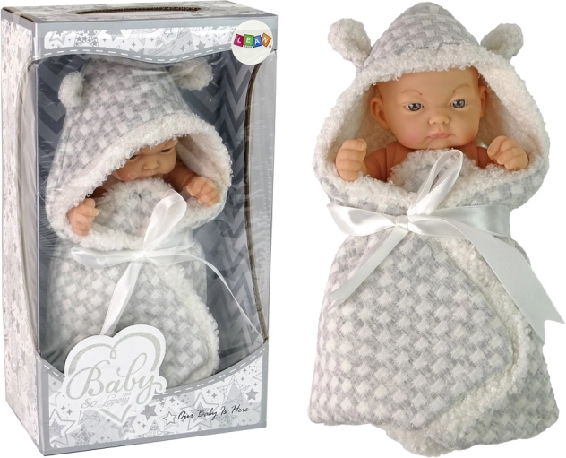 poupée bébé sucrée dans un emmaillotage gris avec nœud