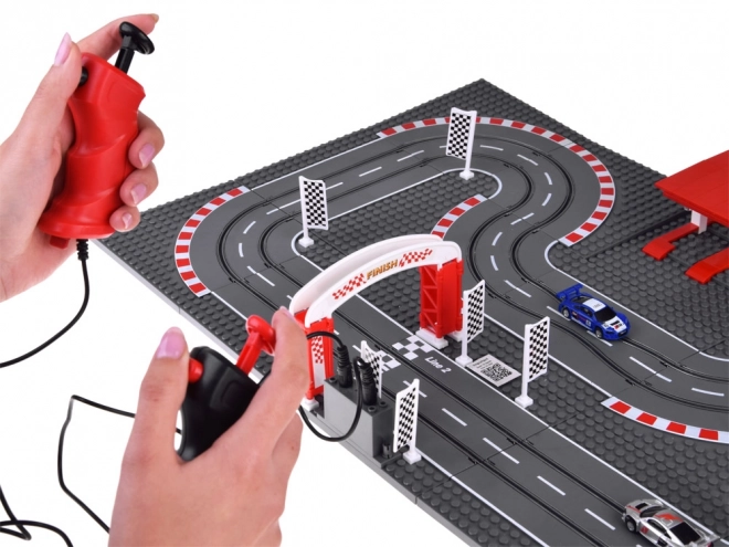 Piste de course avec voitures de construction à télécommande