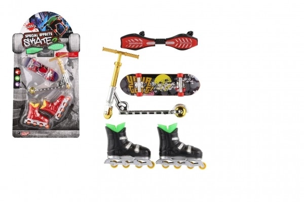 Ensemble skateboard, waveboard, patins, trottinette doigt en plastique mixte sur carte 16x30cm