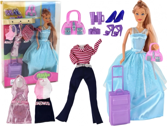 Poupée avec accessoires et set de voyage