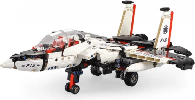 Deux modèles dans une boîte : robot et chasseur F15