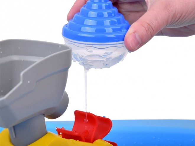 Table bleue d'eau avec roue à aubes et accessoires de pêche