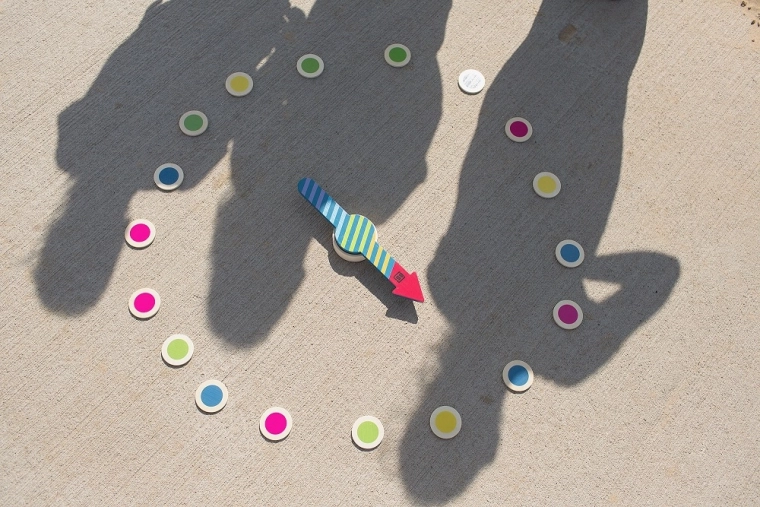 Jetons double face : couleurs et chiffres dans un seul jeu