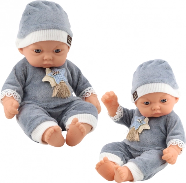Poupée bébé en pyjama gris avec bonnet