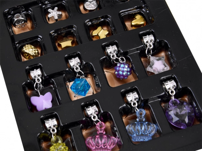 Kit pour la fabrication de bracelets avec breloques et perles