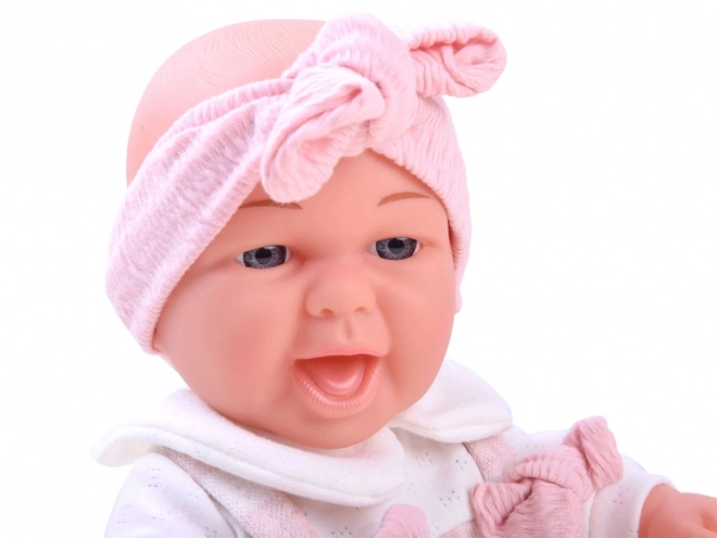 Bébé adorable avec lapin en peluche