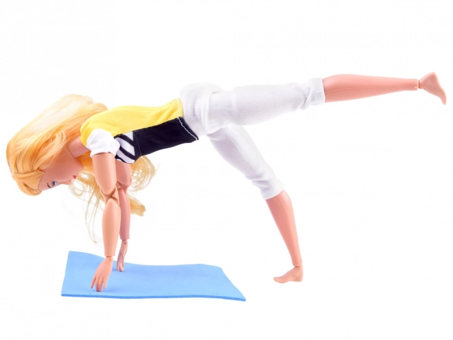 Marionnette gymnaste pratiquant le yoga et le fitness