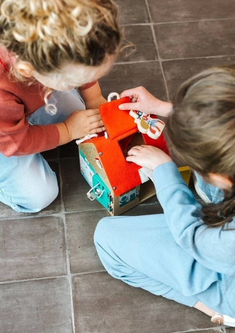 Lilliputiens – maison en bois avec verrous
