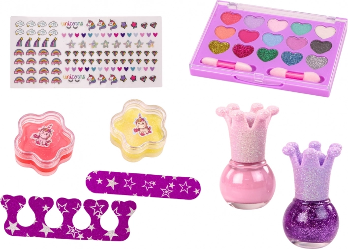 Vernis scintillants et manucure pour enfants