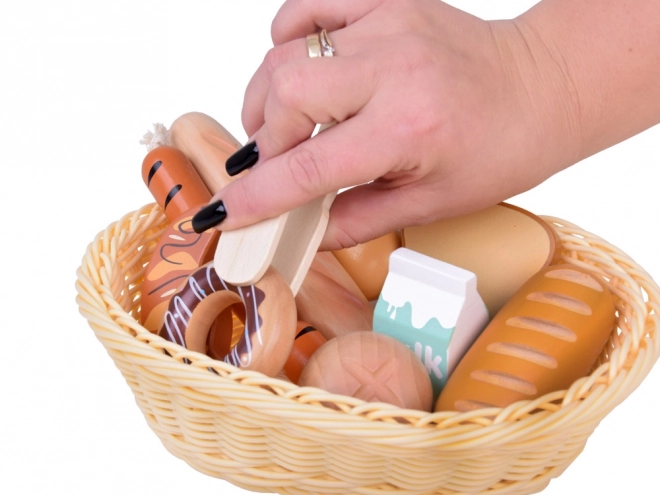 Panier en bois plein de pâtisseries pour jouer