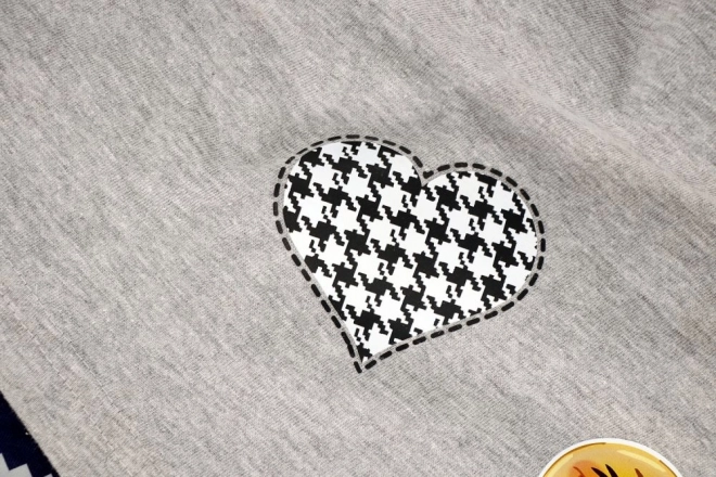 Petite feuille avec cœurs attachés
