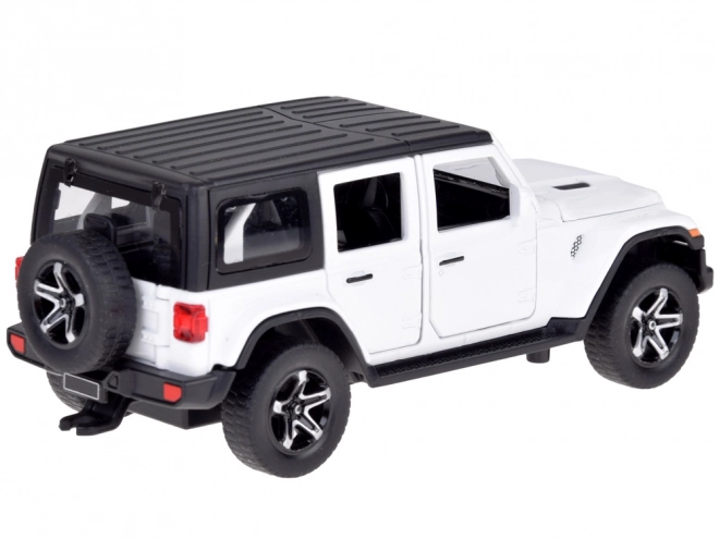 Voiture tout-terrain de vacances avec remorque de camping et lumières