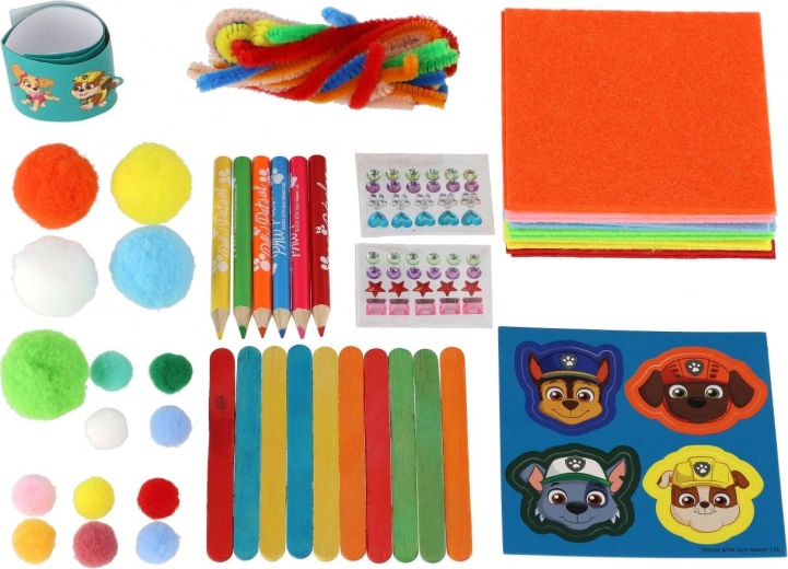 Riche assortiment de matériaux créatifs