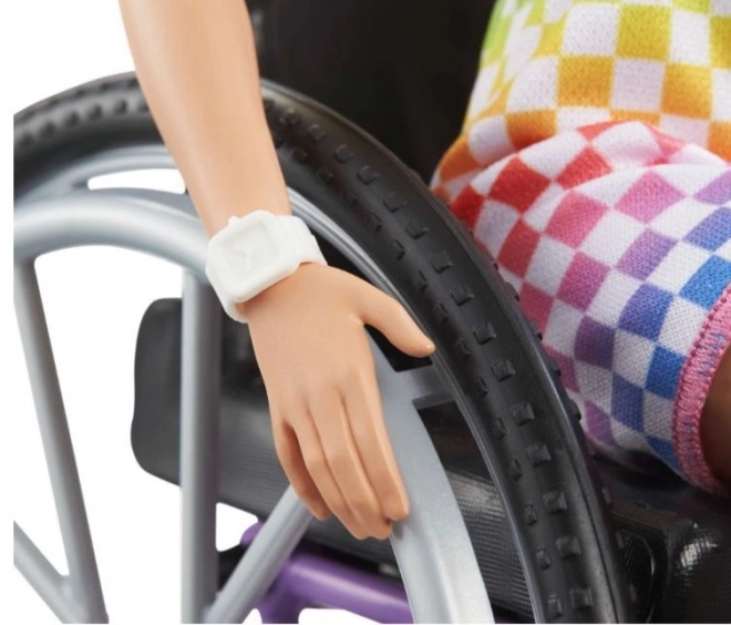 Barbie mannequin en fauteuil roulant dans une combinaison à carreaux HJT13