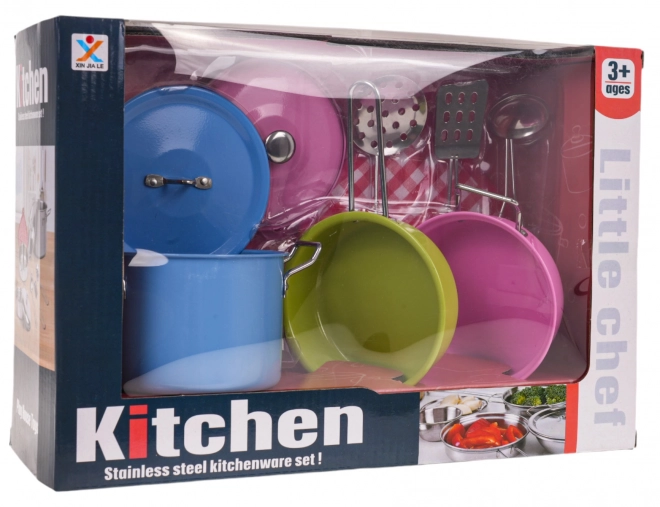 Casseroles en métal colorées et ustensiles de cuisine