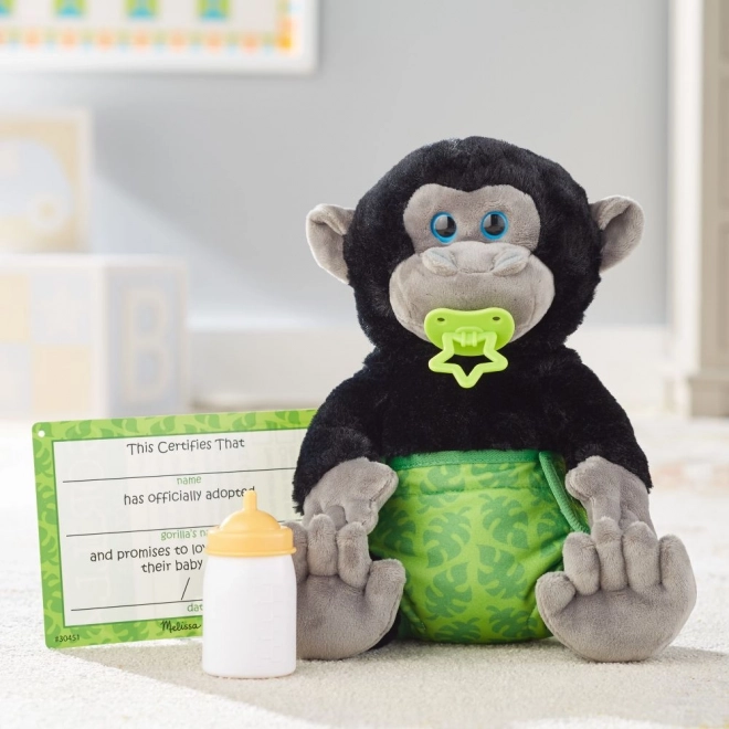 Nourrir le bébé gorille en peluche