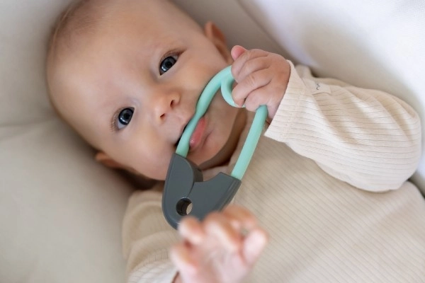Hochet pour enfants épingle gris turquoise