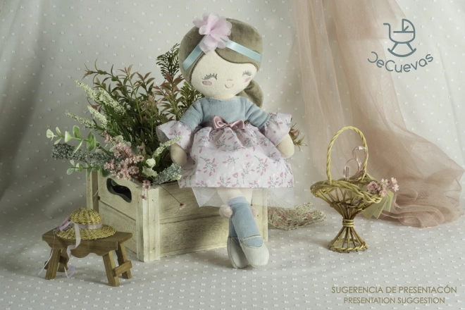 DeCuevas 20045 Poupée en Peluche PROVENZA - 36 cm avec berceau