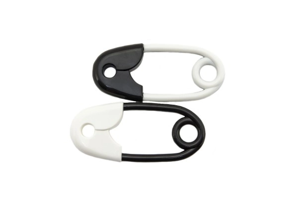 Hochet épingle plastique noir et blanc 12cm assortis 2 types en sachet 0m+