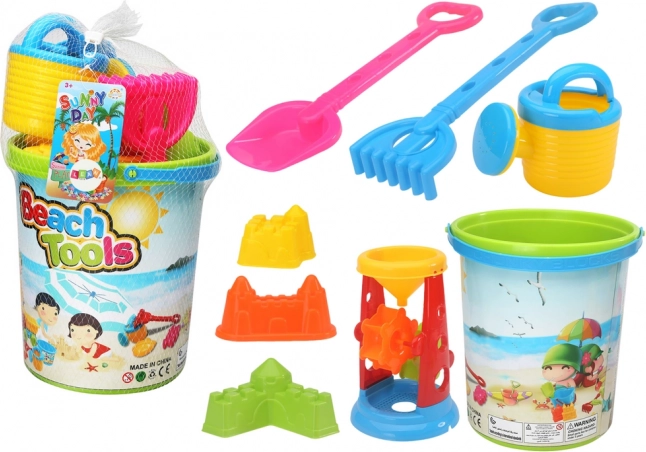 Ensemble coloré de jouets de sable avec seau, moulin, arrosoir et moules
