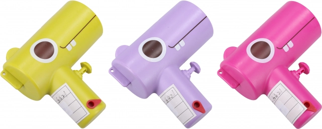 Pistolet à eau avec différentes variantes de couleur
