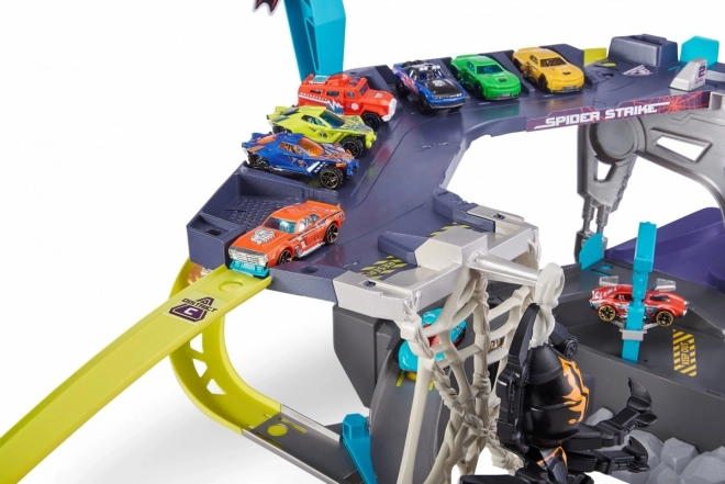 Circuit de voitures attaqué par l'araignée