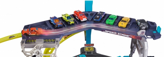 Circuit de voitures attaqué par l'araignée