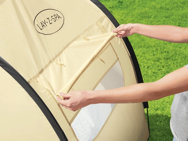 Abri pour SPA contre le vent et le soleil