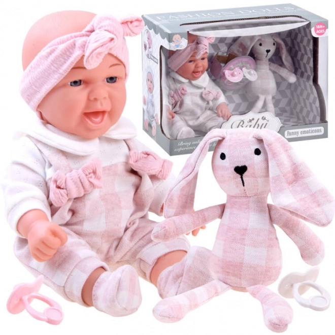 Bébé adorable avec lapin en peluche