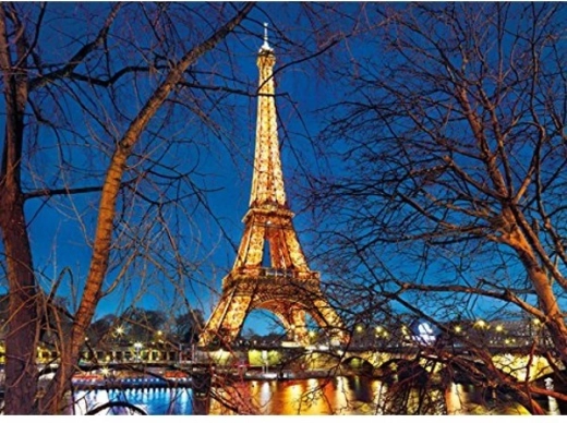 Motif iconique de Paris sous un éclat nocturne