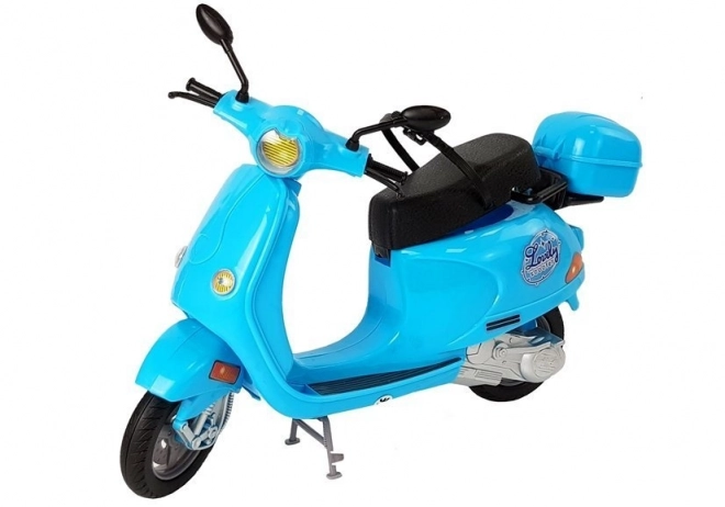 Poupée sur scooter rose avec casque, cheveux longs