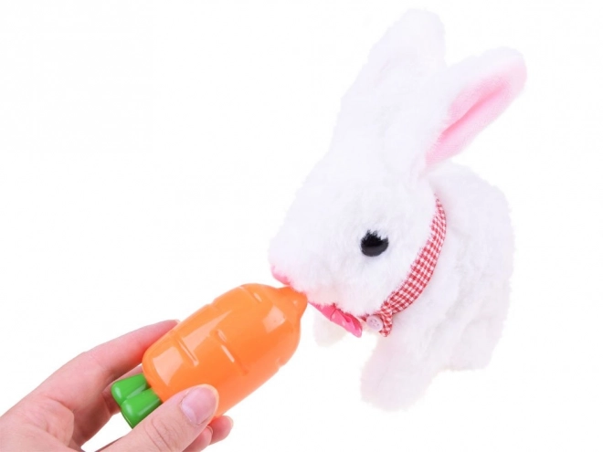 Lapin interactif dans un panier avec accessoires – Rose