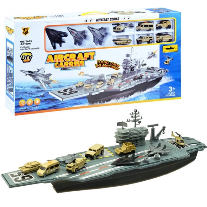 Grand porte-avions militaire avec avions et véhicules