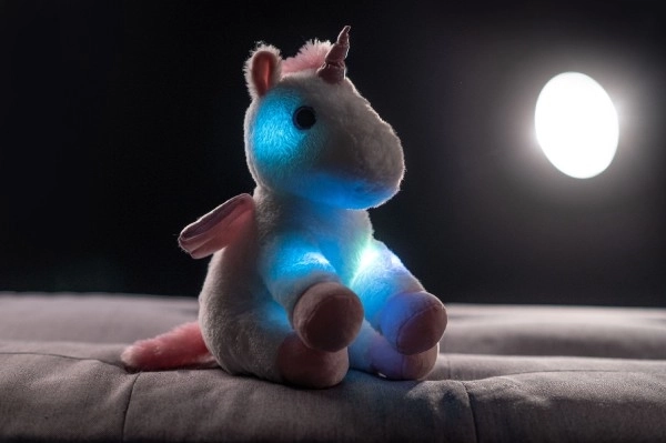 Rêveur licorne avec ailes peluche 38cm à piles avec lumière et son en sachet