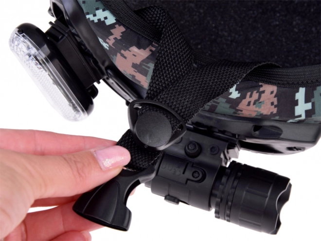 Ensemble d'équipement militaire avec casque, jumelles et talkie-walkie