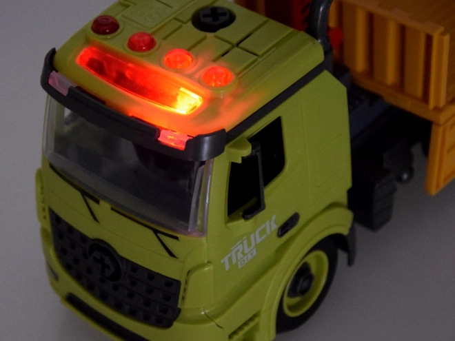 Camion de construction avec grue et benne basculante