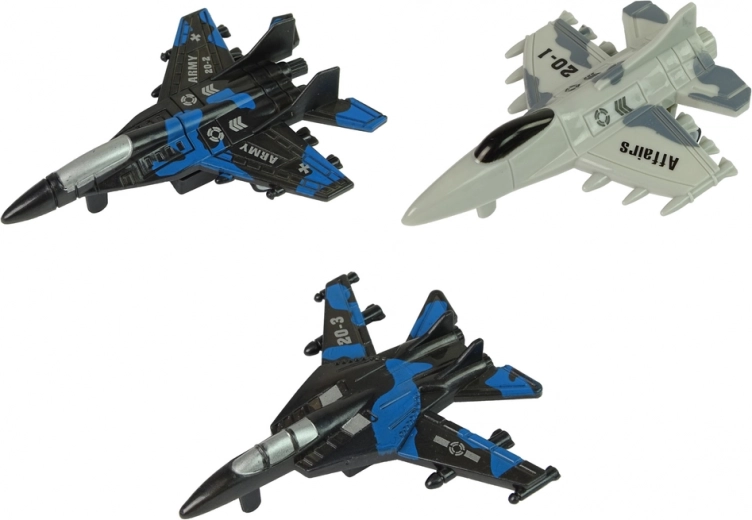 Trois avions de chasse au design militaire