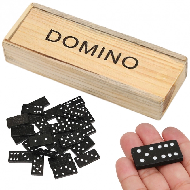Dominos en bois dans une boîte
