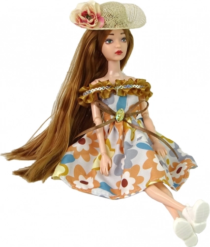 Tenue d’automne élégante avec chapeau fleuri