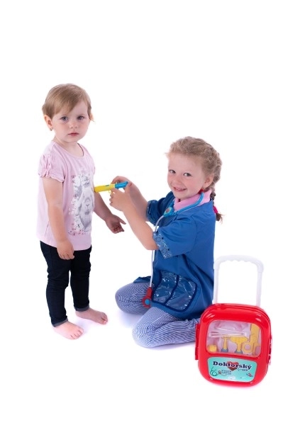 Ensemble de docteur avec stéthoscope dans une valise à roulettes
