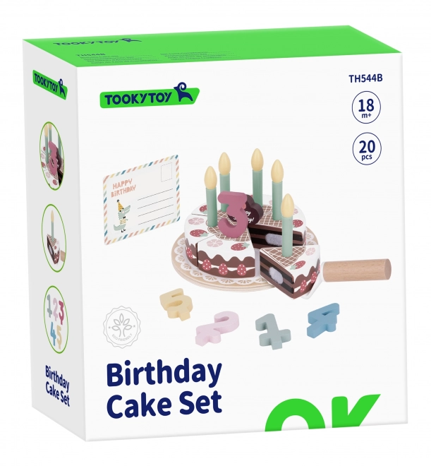 Gâteau d'anniversaire en bois avec des bougies