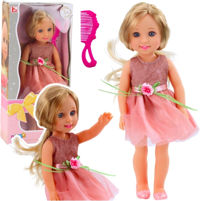Poupée en robe rose avec nœud et peigne
