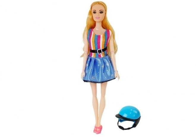 Poupée sur scooter rose avec casque, cheveux longs