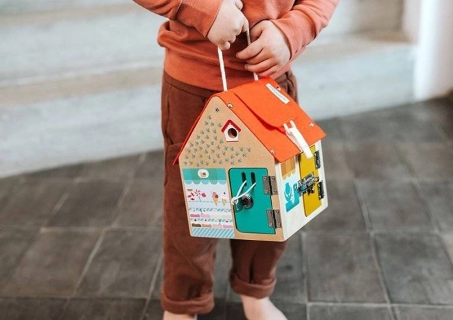 Lilliputiens – maison en bois avec verrous