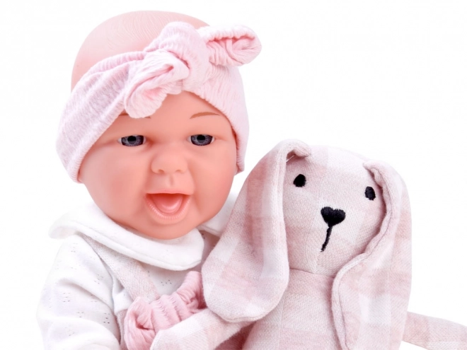 Bébé adorable avec lapin en peluche