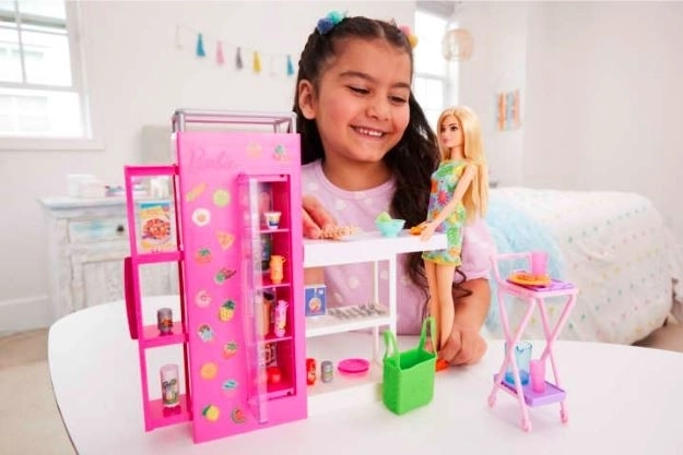 Cuisine Barbie avec garde-manger